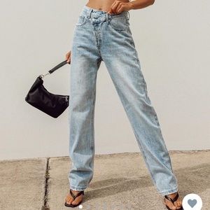 HOLLY asymmetric straight leg jeans light wash